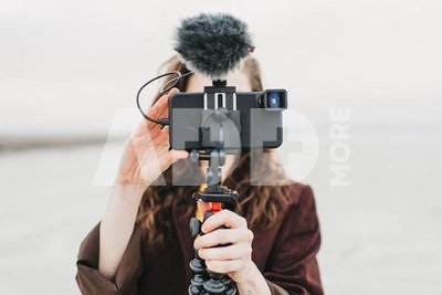 M-Series - 1.33x Anamorphic Lens - Blue Flare
