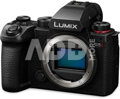 Panasonic Lumix DC-S5II body + S 70-300mm F4.5-5.6 MACRO O.I.S. Wildlife bundle